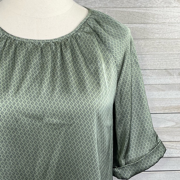BANANA REPUBLIC Silky Half Sleeve Blouse Sage w Navy Geo Pattern-XS - Picture 2 of 4